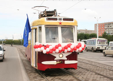Старый трамвай на улицах города